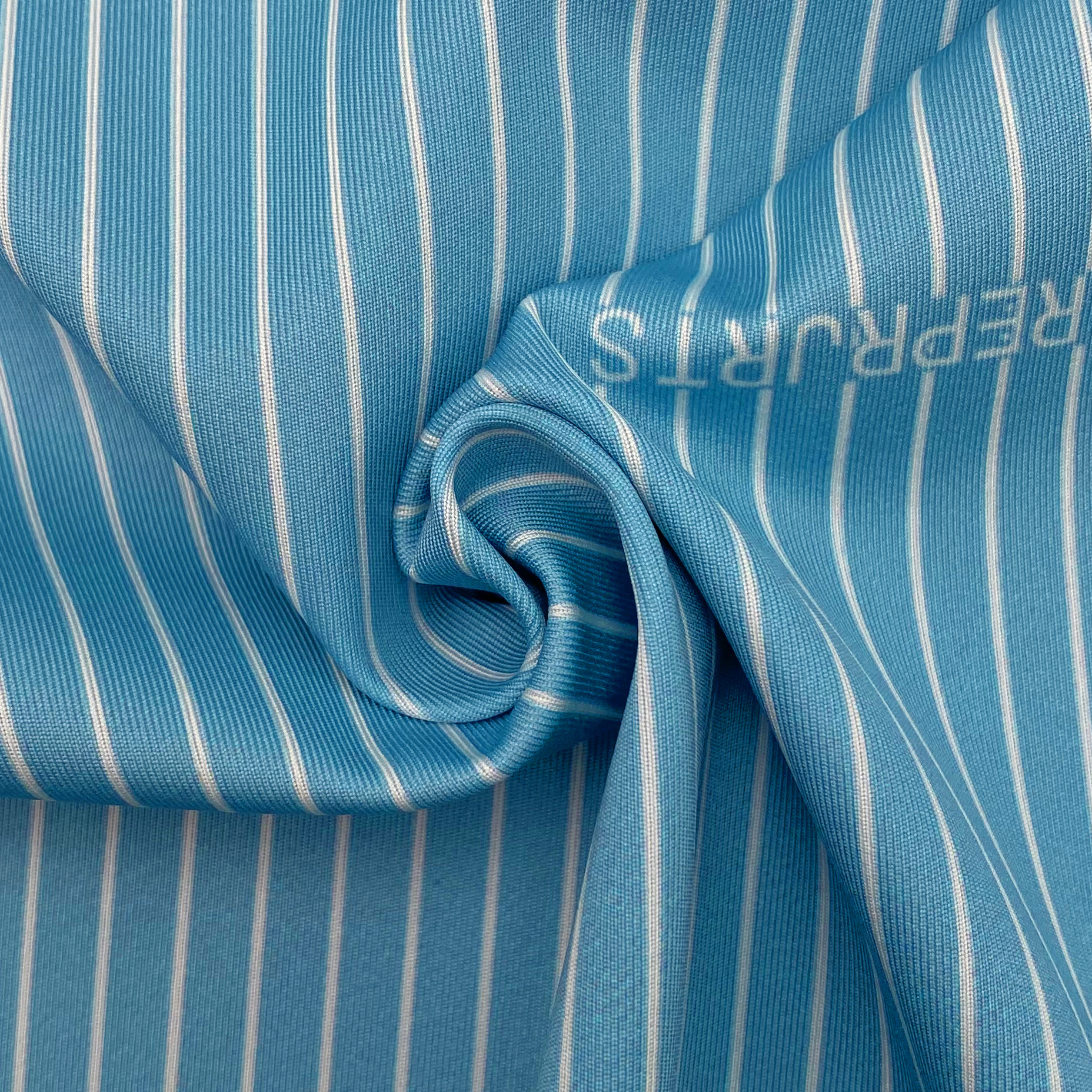 TELA INTERLOCK DE RAYAS AZULES Y BLANCAS